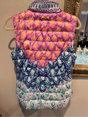 Lilly Pulitzer light weight puffer vest-Vibrant classic Lilly-Pink, Orange, Aqua